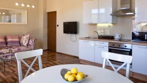 Apartments with parking spaces Kastel Stari, Kastela - 20978