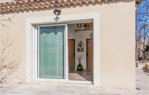 Maisons de vacances Beautiful home in Saint-Saturnin-ls-Apt with Outdoor swimming pool, WiFi and 1 Bedrooms : photos des chambres