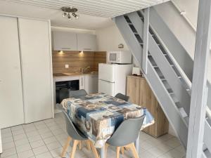 Maisons de vacances Maison a 300m de la plage, avec terrasse, parking privatif, animaux admis ! - FR-1-231-140 : photos des chambres