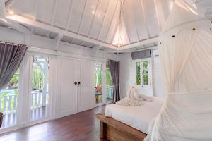 Suite Có Giường Cỡ King Nhìn Ra Hồ Bơi (King Suite with Pool View)