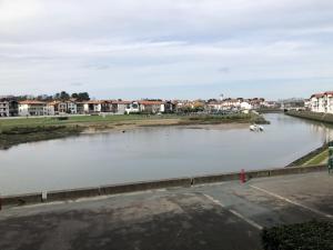 Appartement avec Terrasse Proche Plage et Parking Gratuit - FR-1-239-955