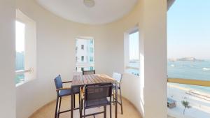 Al Dabas Beach Views, 3BD Sleeps 6, Beachfront Beach & Pool Access - DVH Holiday Homes