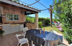 Maisons de vacances Beautiful Home In Lussas With 6 Bedrooms, Private Swimming Pool And Outdoor Swimming Pool : photos des chambres