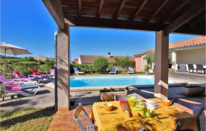 Maisons de vacances Beautiful Home In Lussas With 6 Bedrooms, Private Swimming Pool And Outdoor Swimming Pool : photos des chambres