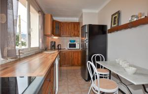 Maisons de vacances Beautiful Home In Saint-Andre : photos des chambres