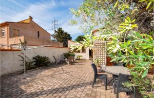 Maisons de vacances Beautiful Home In Saint-Andre : photos des chambres