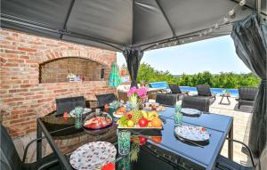 Gorgeous Home In Kapela With Jacuzzi