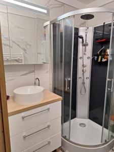 Charmant Appartement avec Terrasse, Jardin Privatif et Piscine à Cannes