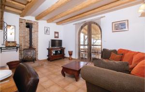 2 Bedroom Cozy Home In Vrbovec 