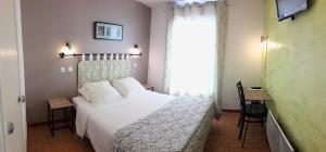 Hotels Hotel Saint Michel : Chambre Double avec Salle de Bains Privative