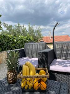 Apt Tina, Modern, Private SeaView Outdoor Terrace, BBQ, close to beach, 2 bedrooms