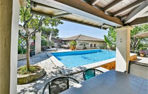 Maisons de vacances 2 Bedroom Amazing Home In Chteaurenard : photos des chambres