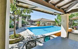 Maisons de vacances Amazing Home In Chteaurenard With Wifi, Indoor Swimming Pool And 2 Bedrooms : photos des chambres