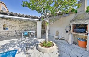 Maisons de vacances 2 Bedroom Amazing Home In Chteaurenard : photos des chambres