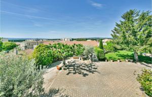 Maisons de vacances Amazing Home In Chteaurenard With Wifi, Indoor Swimming Pool And 2 Bedrooms : photos des chambres