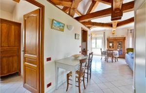 Maisons de vacances Amazing Home In Chteaurenard With Wifi, Indoor Swimming Pool And 2 Bedrooms : photos des chambres