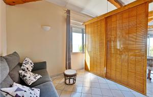 Maisons de vacances Amazing Home In Chteaurenard With Wifi, Indoor Swimming Pool And 2 Bedrooms : photos des chambres