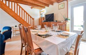Maisons de vacances Nice Home In Creances With Wifi : photos des chambres