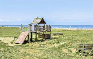 Maisons de vacances Nice Home In Creances With Wifi : photos des chambres