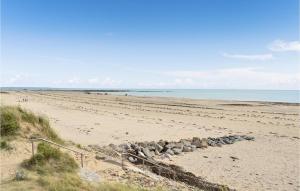 Maisons de vacances Nice Home In Creances With Wifi : photos des chambres
