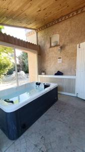 Maisons de vacances La Villamour avec jacuzzi : photos des chambres