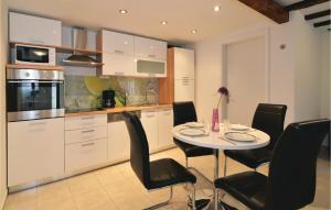 2 Bedroom Nice Apartment In Lovran 