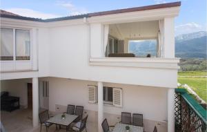 Beautiful Apartment In Podgrade With Jacuzzi, Wifi And 2 Bedrooms