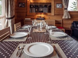 Chalet chaleureux avec cheminée et jacuzzi à Méribel - FR-1-688-18