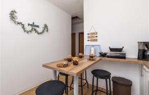 Beautiful Apartment In Karlobag- Ribarica With Kitchen