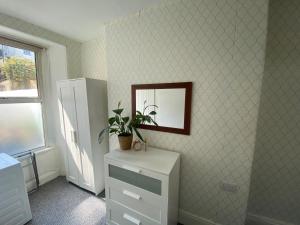 The Walnut Suite lovely one bedroom flat in Stoke.