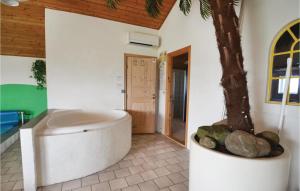 5 Bedroom Stunning Home In Øster Assels