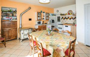 Maisons de vacances Beautiful home in Le Poet-Celard with WiFi and 2 Bedrooms : photos des chambres