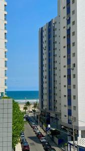 Apartamento Aconchegante e Elegante com Ar-Condicionado, Piscina, Garagem e Varanda Gourmet a 3 min da Praia