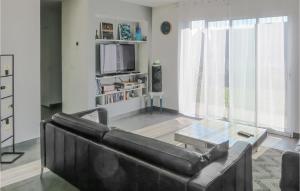 Maisons de vacances Amazing Home In Clohars-carnot With Wifi And 4 Bedrooms : photos des chambres