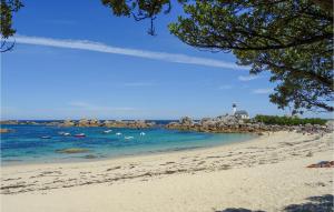 Maisons de vacances Nice Home In Plouguerneau With Wifi : photos des chambres