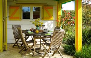 Maisons de vacances Nice Home In Plouguerneau With Wifi : photos des chambres