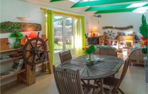 Maisons de vacances Nice Home In Plouguerneau With Wifi : photos des chambres