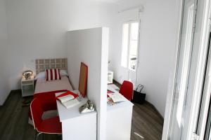 Female Twin Room with Shared Bathroom room in Estuhome