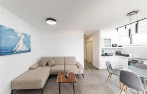 Gorgeous Apartment In Okrug Gornji 