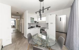 Gorgeous Apartment In Okrug Gornji 
