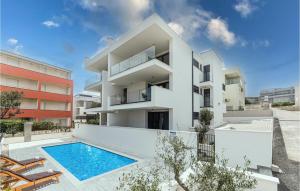Gorgeous Apartment In Okrug Gornji 