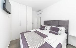 Gorgeous Apartment In Okrug Gornji