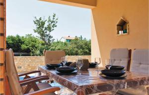 2 Bedroom Beautiful Home In Liznjan 