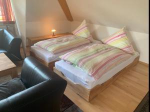 Ferienwohnung Raffael 100 qm, 2 große Betten im Wohnzimmer