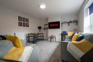 3 bedroom Cannock flat ideal for groups - Shareshill