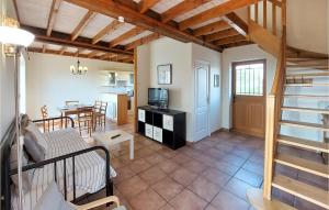 Maisons de vacances Beautiful Home In Chaponost With Wifi And 2 Bedrooms : photos des chambres