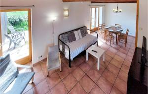 Maisons de vacances Beautiful Home In Chaponost With Wifi And 2 Bedrooms : photos des chambres