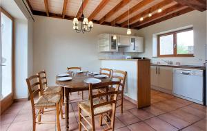 Maisons de vacances Beautiful Home In Chaponost With Wifi And 2 Bedrooms : photos des chambres