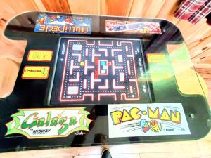 FREE Tickets! Wandering Bear Lodge 4BR Mountain Chalet with Hot Tub, Game Room & Fire Pit