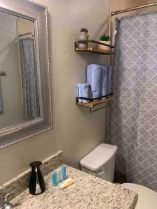 Cozy 3 Bed 2 Bath Apartment, Near Shopping Plazas, Expressway and Free Parking